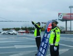 合肥城市银装素裹，交警紧急交通管制，市民请注意绕道