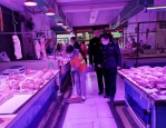 城管与小贩对跪，凸显城市治理痼疾，拆违困境成焦点