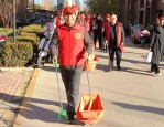 党员老师卞士菊参与庐阳区学雷锋志愿活动，为环卫工人送温暖